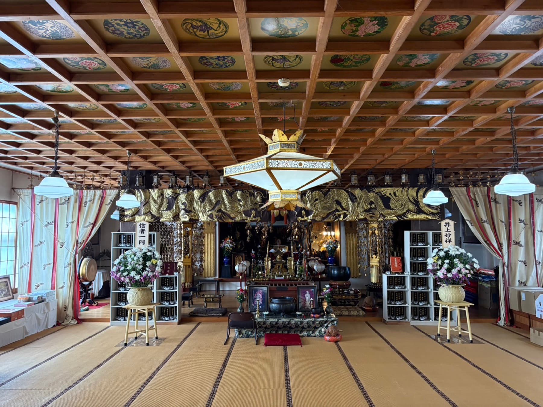 提携寺院・台覚寺の本堂内。彩色された格天井と、中央の祭壇。